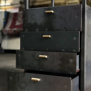 Cassettiera in ferro nero con dettagli in ottone
